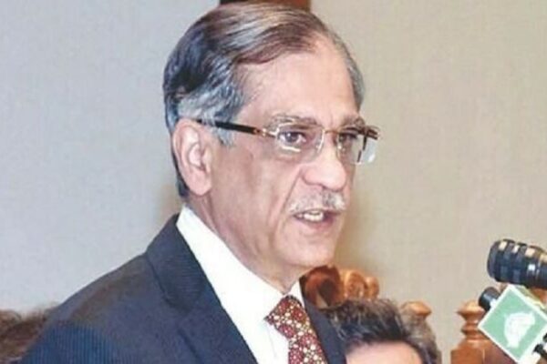 Ex-CJP Saqib Nisar’s home attacked, two cops injured
